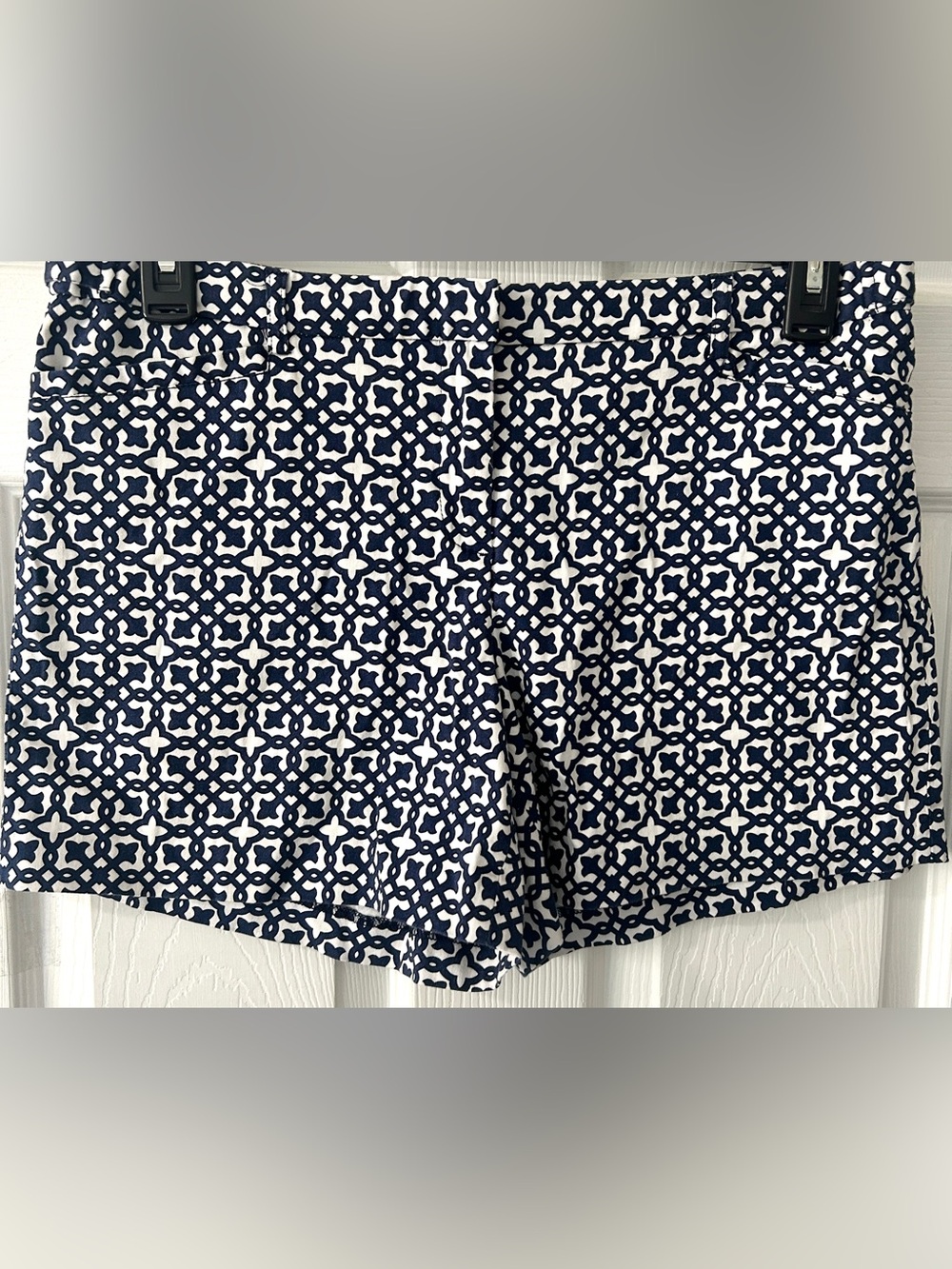 NWOT Women’s Laundry Flat Front Twill Chino Shorts Blue & White Geo Pattern 12